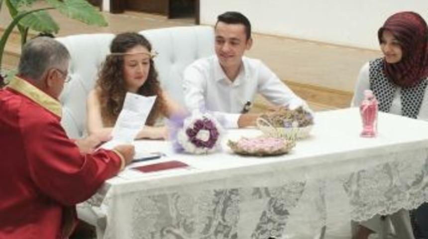 Başkan Duymuş, Gen&ccedil; &Ccedil;iftlerin Nikahını Kıydı