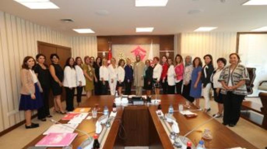 35 Kadın Derneğinin Temsilcisi Bakan Fatma Bet&uuml;l Sayan Kaya&rsquo;yı Ziyaret Etti