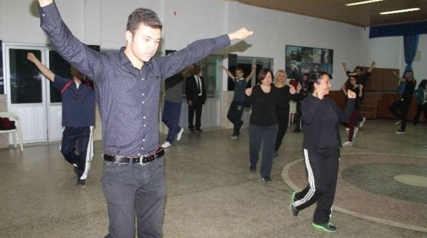 D&uuml;ğ&uuml;n &Ouml;ncesi Zeybek &Ouml;ğrenmek İ&ccedil;in Kursa Koşuyorlar