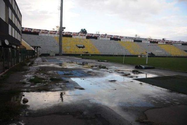 Alsancak Stadı'nın Hali İçler Acısı