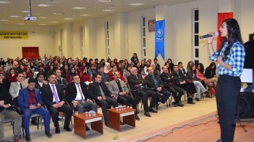 Gen&ccedil;ler Moral Gecesinde Eğlendi