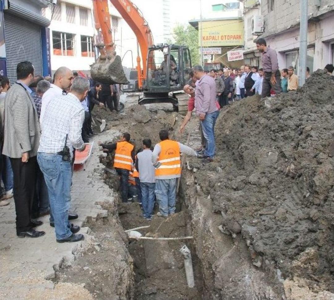 G&ouml;&ccedil;&uuml;k Altında Kalan İş&ccedil;iyi Arkadaşları Kurtardı