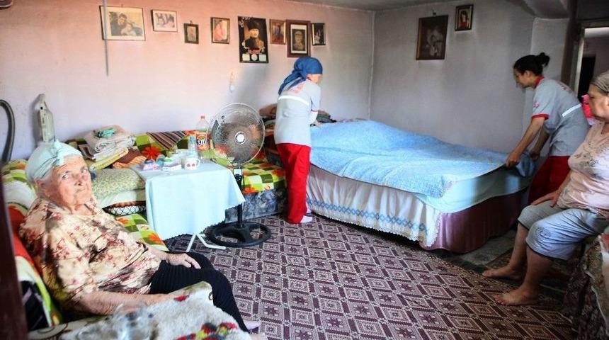 Yaşlı Ve Engellilerin Evlerini Temizliyorlar