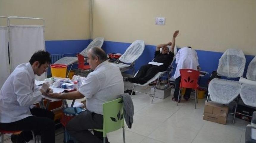 Kızılay Haftası&rsquo;nda Kan Bağışı