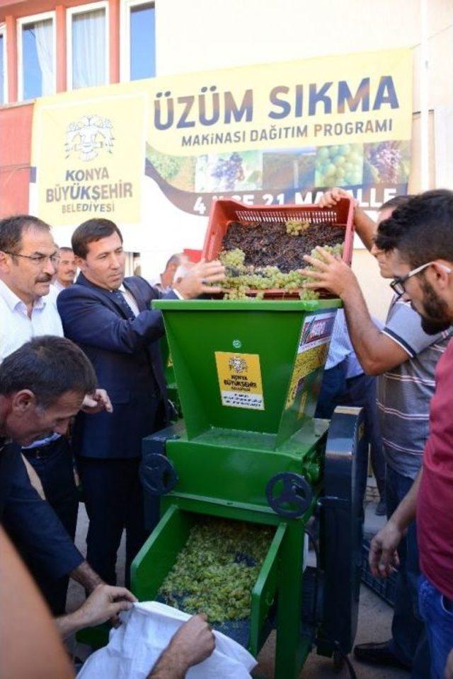 Büyükşehir’den Üzüm Üreticisine Üzüm Sıkma Makinesi