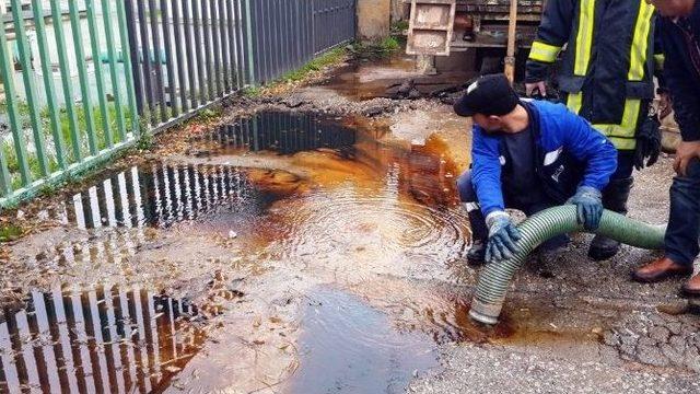 Kazı Çalışmasında Petrol Hattını Deldiler