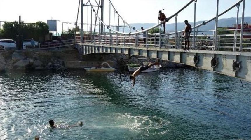 Kuzey Ege'de Tatilci Yoğunluğu S&uuml;r&uuml;yor