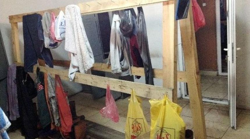 Madencilerin Soyunma Odaları &Ccedil;alışma Şartlarını G&ouml;steriyor