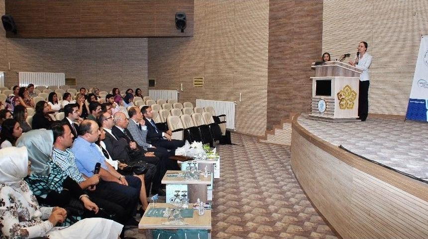 Dünyaca Ünlü Diş Profesörü Mutlu Özcan Neü’de Konferans Verdi