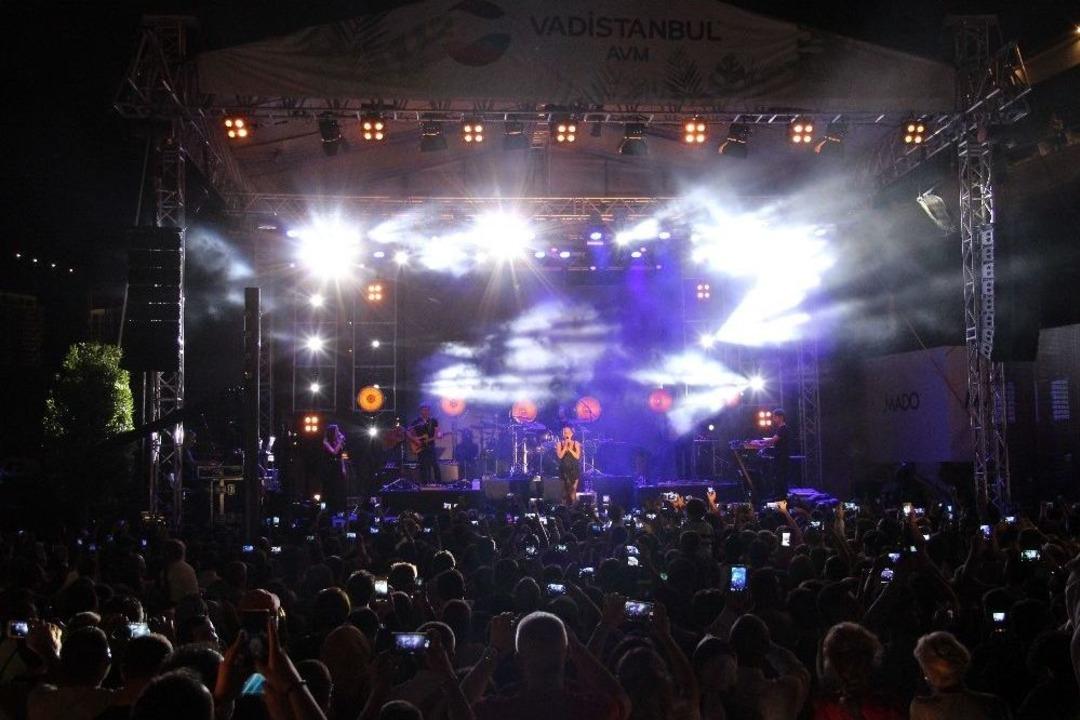 Vadistanbul Avm, Kapılarını Sertap Erener&rsquo;le A&ccedil;tı