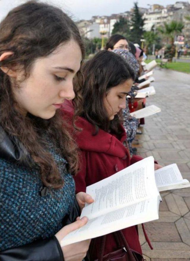 Sahilde Ayakta Kitap Okuma Kampanyası