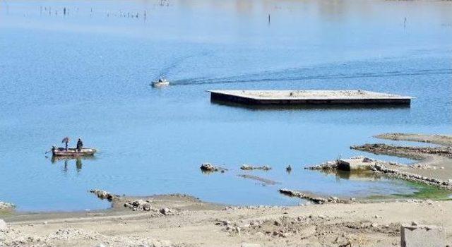 Barajın Suyu Çekilince Köyden Kalanlar Ortaya Çıktı