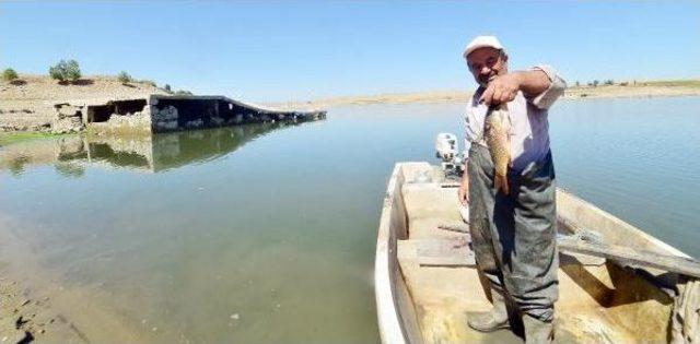 Barajın Suyu Çekilince Köyden Kalanlar Ortaya Çıktı