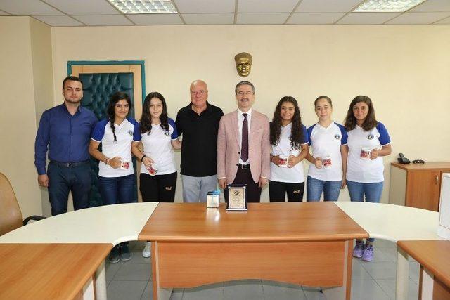 Başkan Şirin Başarılı Hentbolcuları Uğurladı 1