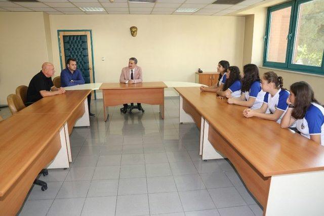 Başkan Şirin Başarılı Hentbolcuları Uğurladı 2