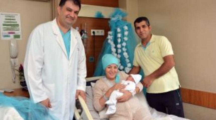 &Ccedil;ip Y&ouml;ntemiyle Anne Oldu, Bebeğine Doktorunun Adını Verdi