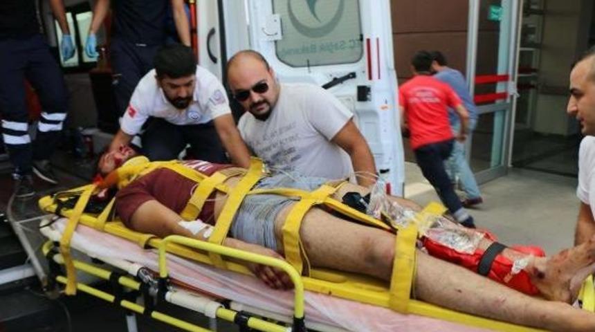 Kamyonetle &Ccedil;arpışan Motosikletin S&uuml;r&uuml;c&uuml;s&uuml; &Ouml;ld&uuml;