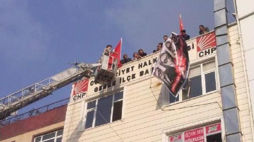 Chp İl&ccedil;e Binasına Asılan Pankart İndirildi