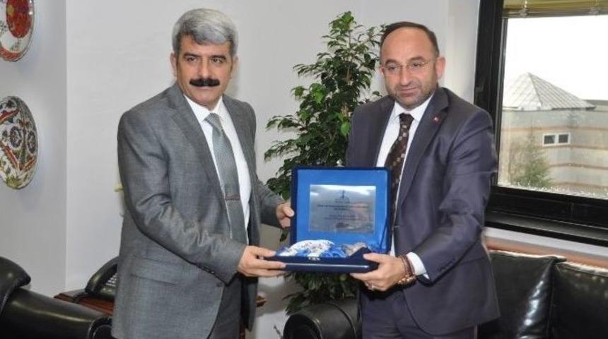 Başkan &Uuml;z&uuml;lmez&rsquo;den Rekt&ouml;r H&uuml;lag&uuml;&rsquo;ye Hayırlı Olsun Ziyareti