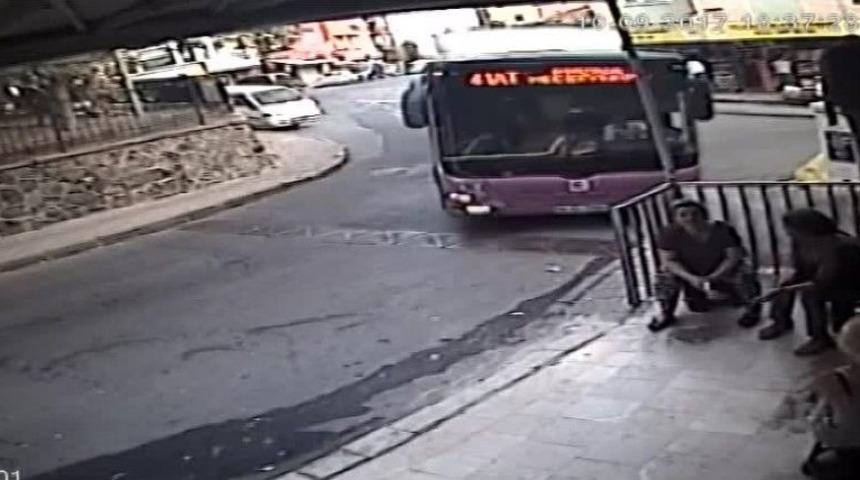 Kontrolden &Ccedil;ıkan Otob&uuml;s Kaldırımdaki Adamı Altına Aldı