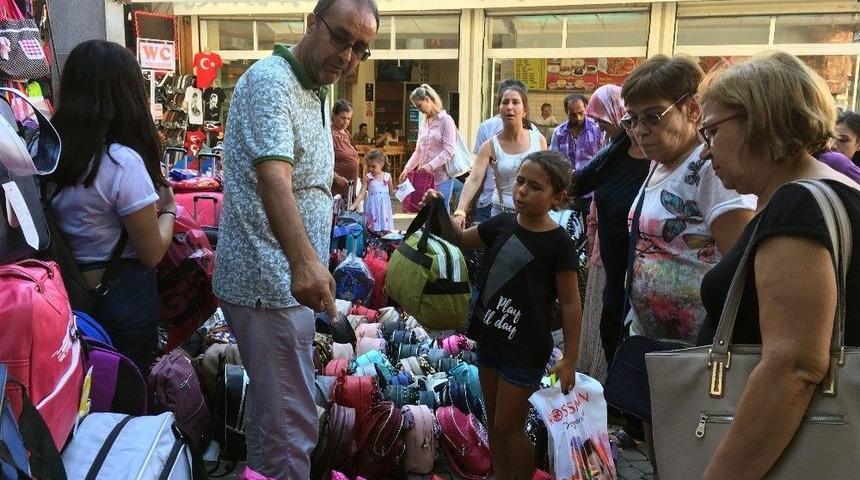 Aileleri Ve &Ccedil;ocukları Okul Alışverişi Telaşı Sardı