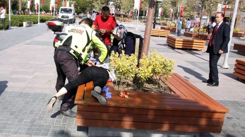 Boşanmak İstemediği Karısına Sokak Ortasında Kurşun Yağdırdı