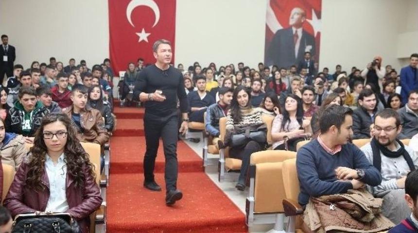 &Uuml;nl&uuml; Haber Spikerinden Medya Etiği Ve İletişim Becerileriyle İlgili &Ouml;nemli Mesajlar