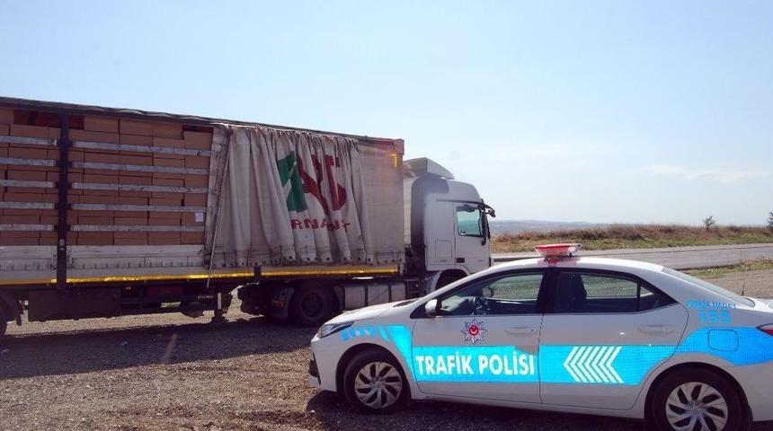 Tır Şof&ouml;r&uuml; Aracın Dorsesinde Saklanan Ka&ccedil;ak G&ouml;&ccedil;menleri Yakalattı