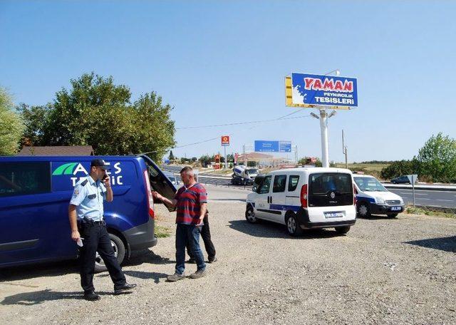 Tır Şoförü Aracın Dorsesinde Saklanan Kaçak Göçmenleri Yakalattı