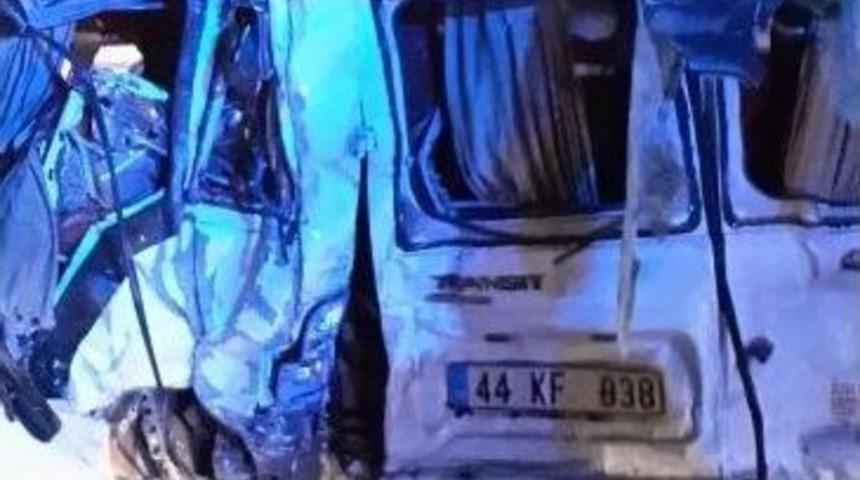 Kamyon, Yolcu Minibüsüne Çarptı: 3 Ölü, 5 Yaralı
