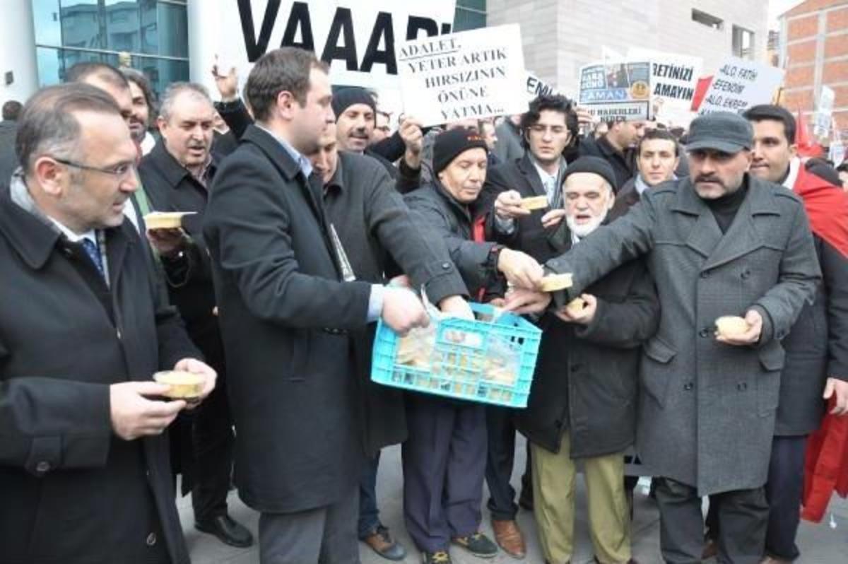 14 Aralık Protestosunda Helva Dağıtıldı