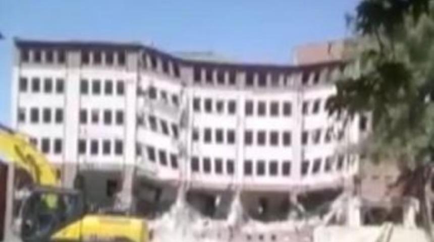 5 Katlı Eski Hastane, Saniyeler Içerisinde Yıkıldı