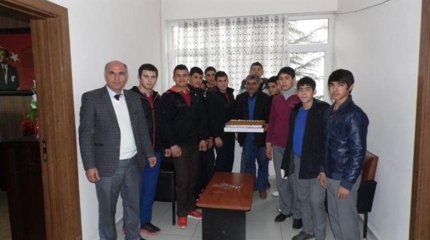 -şampiyon Pehlivanlara Tatlı İkramı