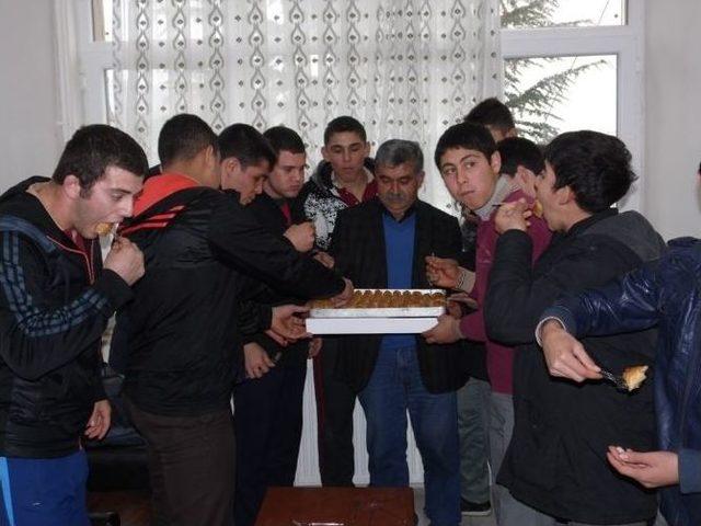 -şampiyon Pehlivanlara Tatlı İkramı 1