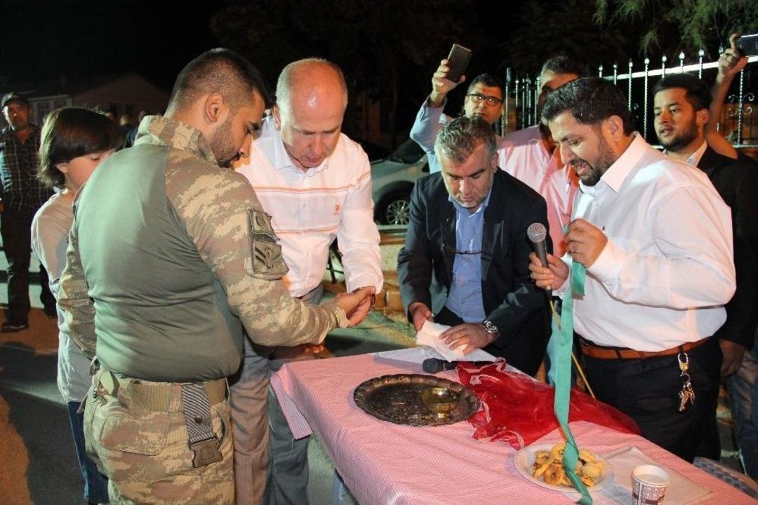 Şehit Babası Diğer Asker Oğlunu Kına Yakarak G&ouml;rev Yerine Uğurladı