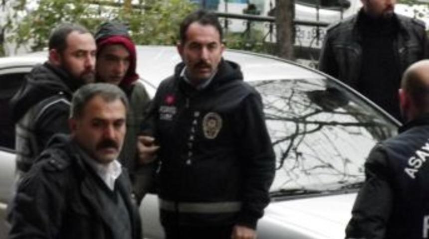3 Kişiyi Otomobiline Alan Kişi Feci Şekilde D&ouml;v&uuml;ld&uuml;