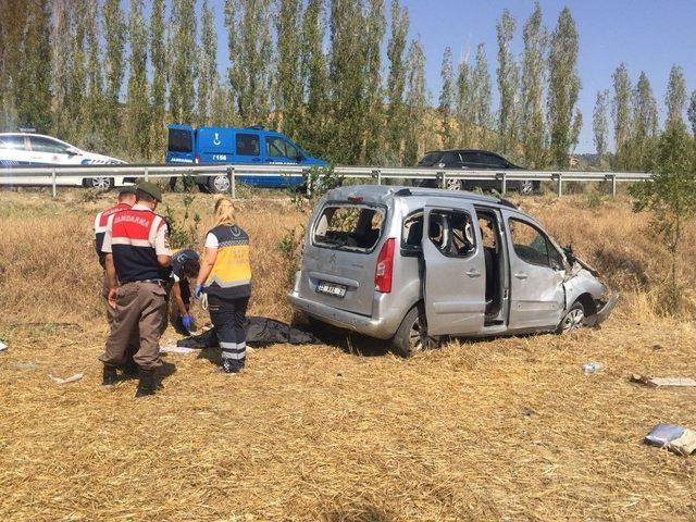 Kontrolden Çıkan Hafif Ticari Araç Tarlaya Uçtu: 1 Ölü, 3 Yaralı