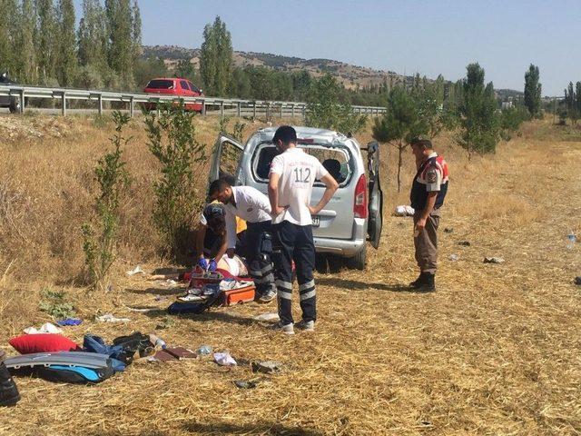 Kontrolden Çıkan Hafif Ticari Araç Tarlaya Uçtu: 1 Ölü, 3 Yaralı