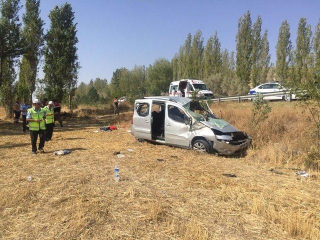 Kontrolden Çıkan Hafif Ticari Araç Tarlaya Uçtu: 1 Ölü, 3 Yaralı