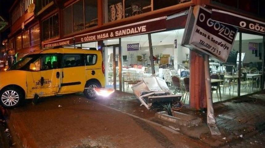 Yoldan &Ccedil;ıkan Taksi İş Yerine Girdi: 1 Yaralı