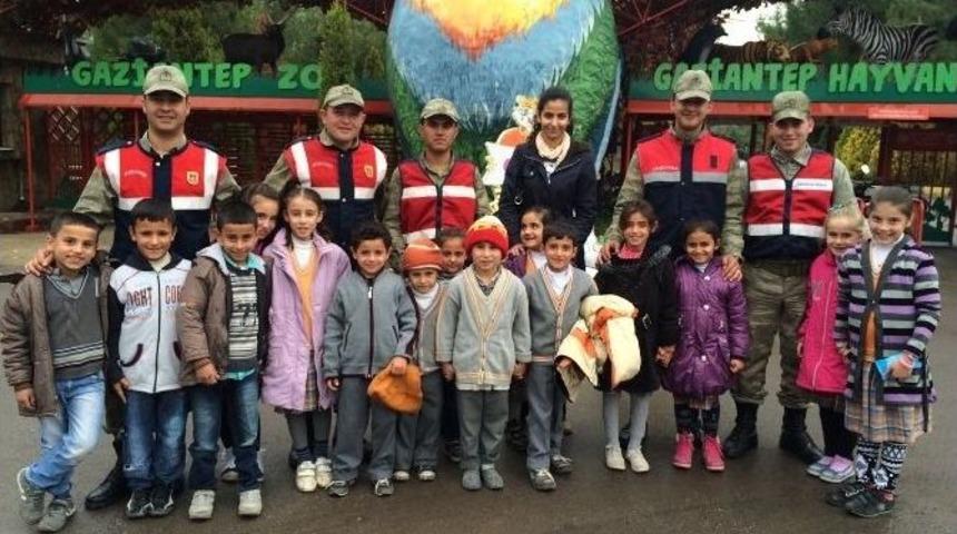 Jandarma &Ccedil;ocukları Hayvanat Bah&ccedil;esini Gezdirdi