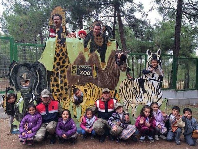 Jandarma Çocukları Hayvanat Bahçesini Gezdirdi