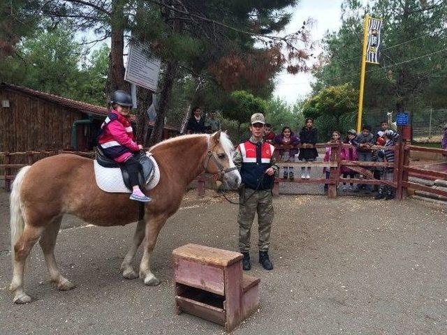 Jandarma Çocukları Hayvanat Bahçesini Gezdirdi