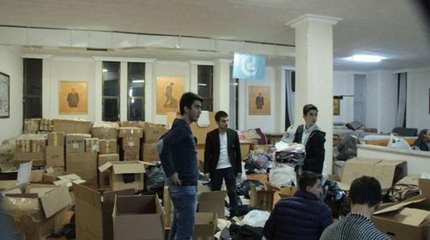 T&uuml;rkmenlere Gıda Ve Giysi Yardımı
