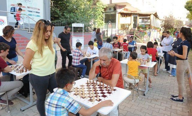 Mardinli Çocuklar Satranç İçin Sokağa İndi