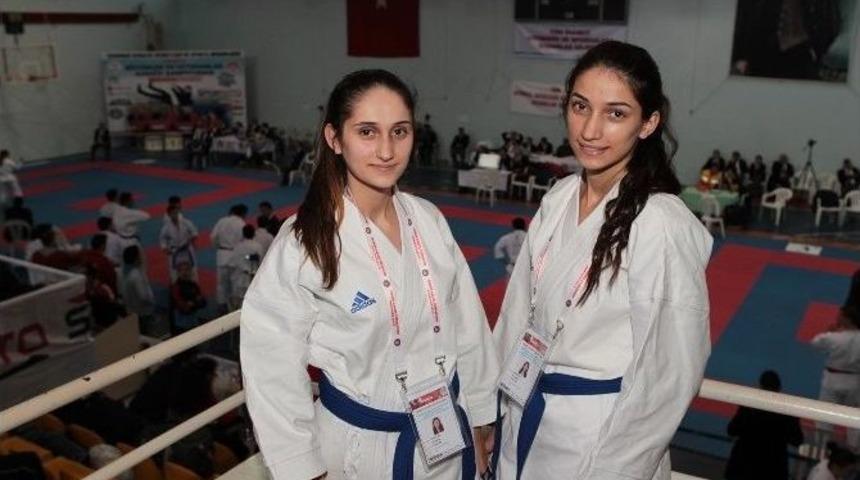 İki Kız Kardeş Engelleri &lsquo;duymadan&rsquo; Aşıyorlar