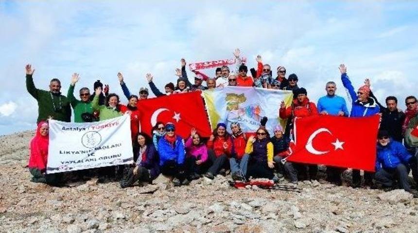 Cumhuriyetin 91&rsquo;inci Yıld&ouml;n&uuml;m&uuml;n&uuml; 2 Bin 584 Metrede Kutladılar