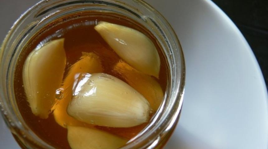 Eğer 7 G&uuml;n Boyunca A&ccedil; Karna Sarımsak ve Bal Yerseniz V&uuml;cudunuza Bu Oluyor!