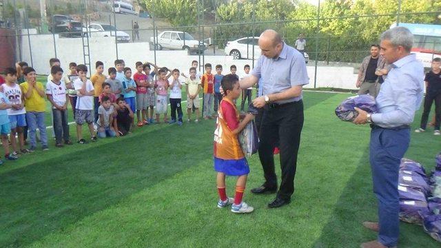 Kulp’ta 100 Çocuğa Spor Kıyafeti Dağıtıldı 3