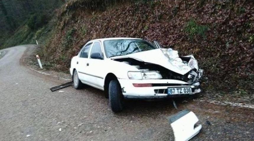 Otomobille &Ccedil;arpışan Kamyon Devrildi